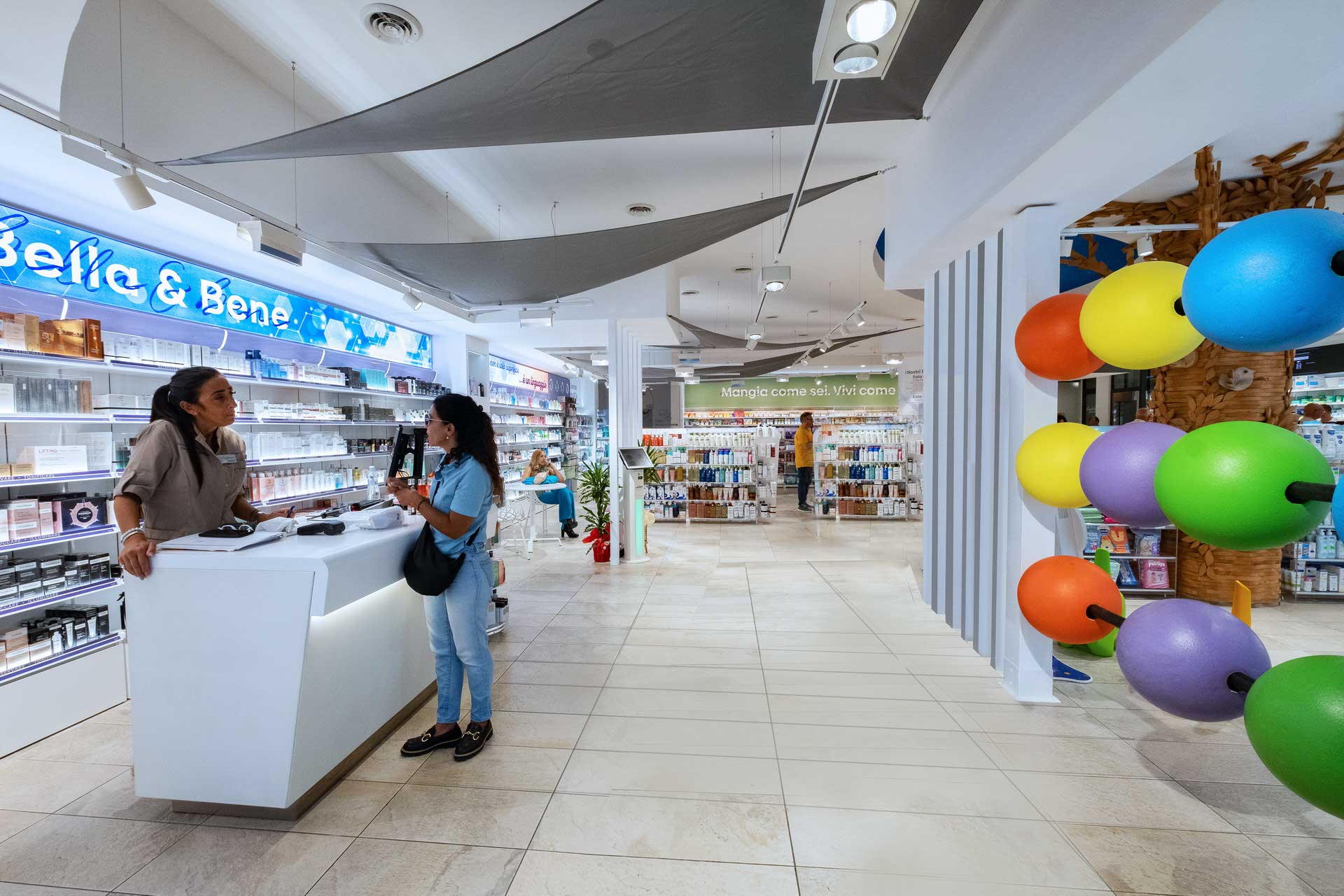 farmacia-lapucci-area-bella-bene-interni.jpg