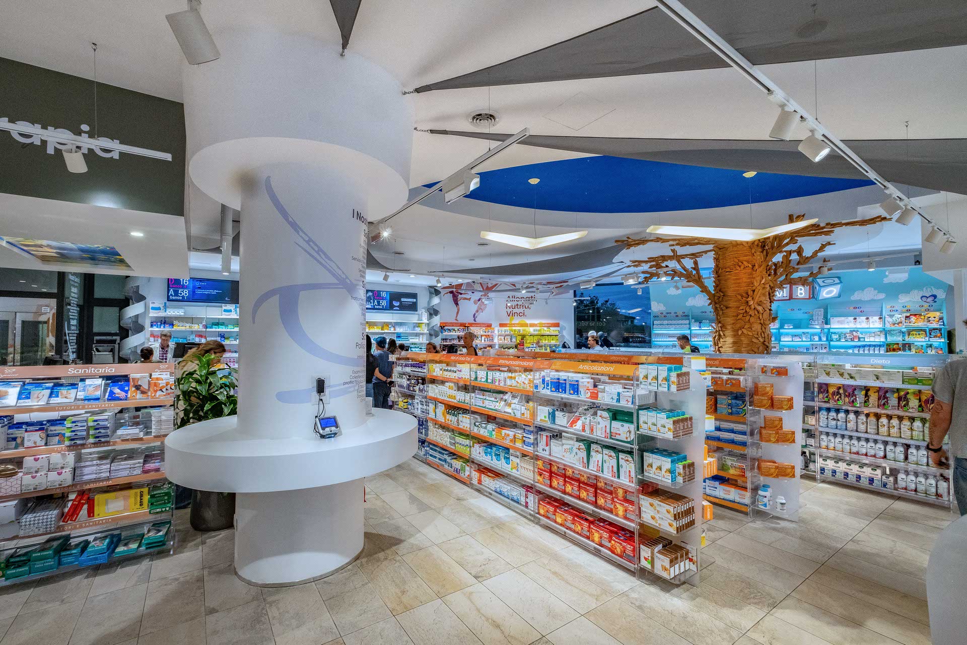 farmacia-lapucci-interni-albero-centrale-reparti-tematici.jpg