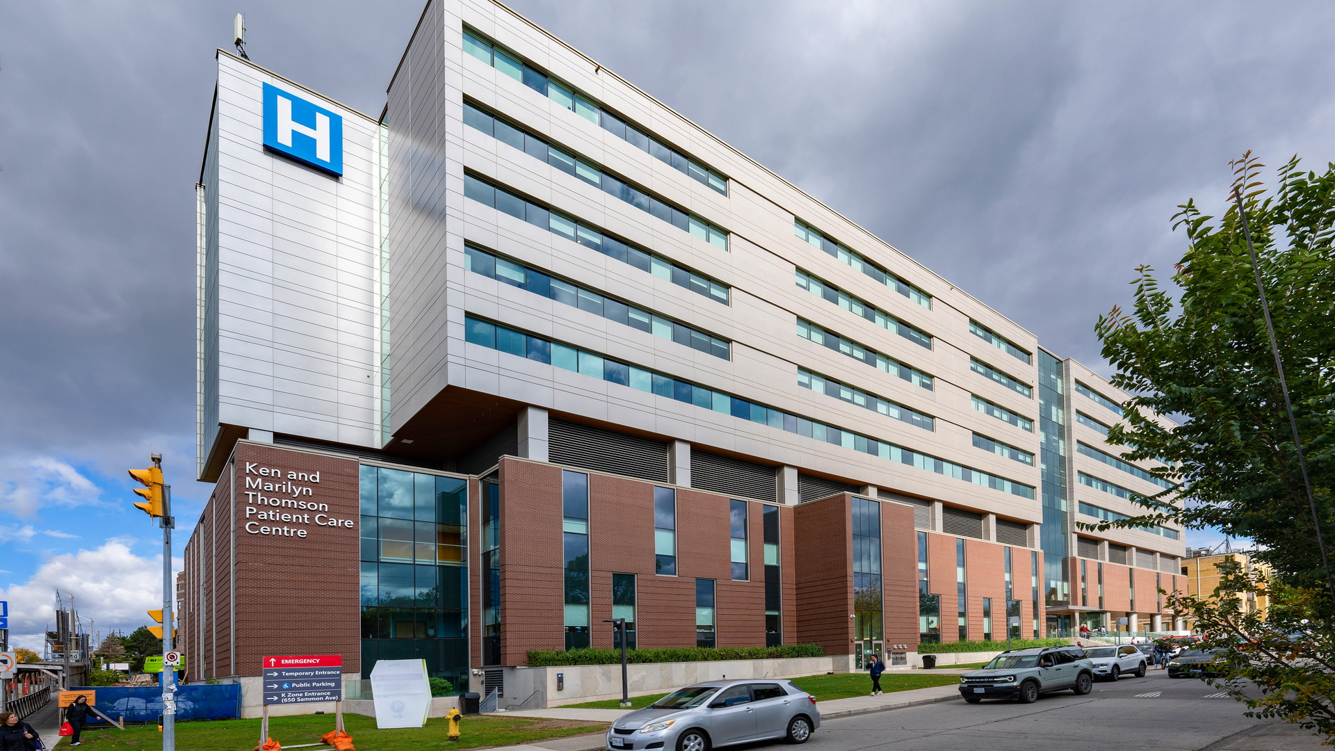 pharmasave-hospital-pharmacy-toronto-exterior-building