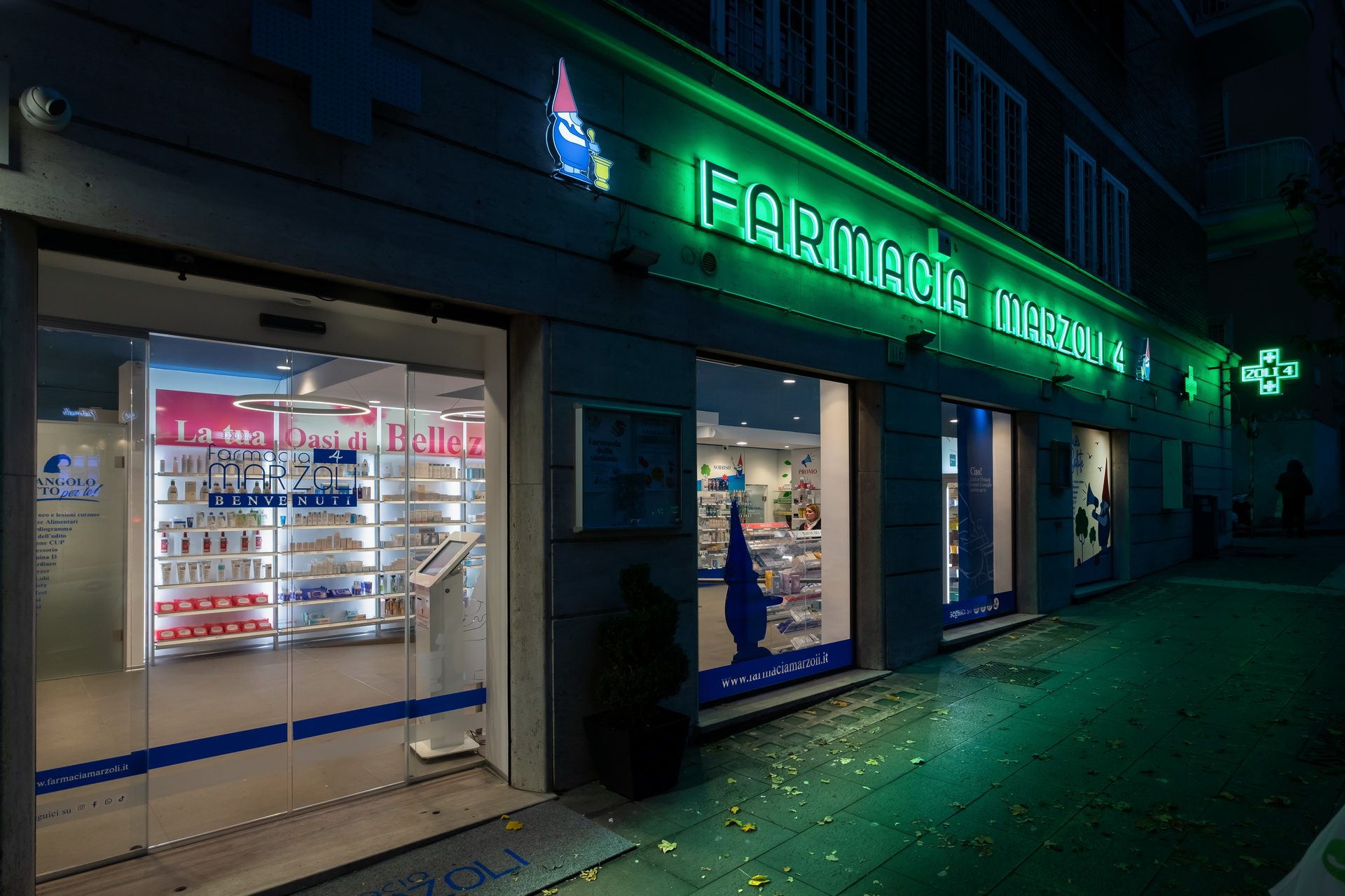 marzoli-pharmacy-4-rome-exterior-night